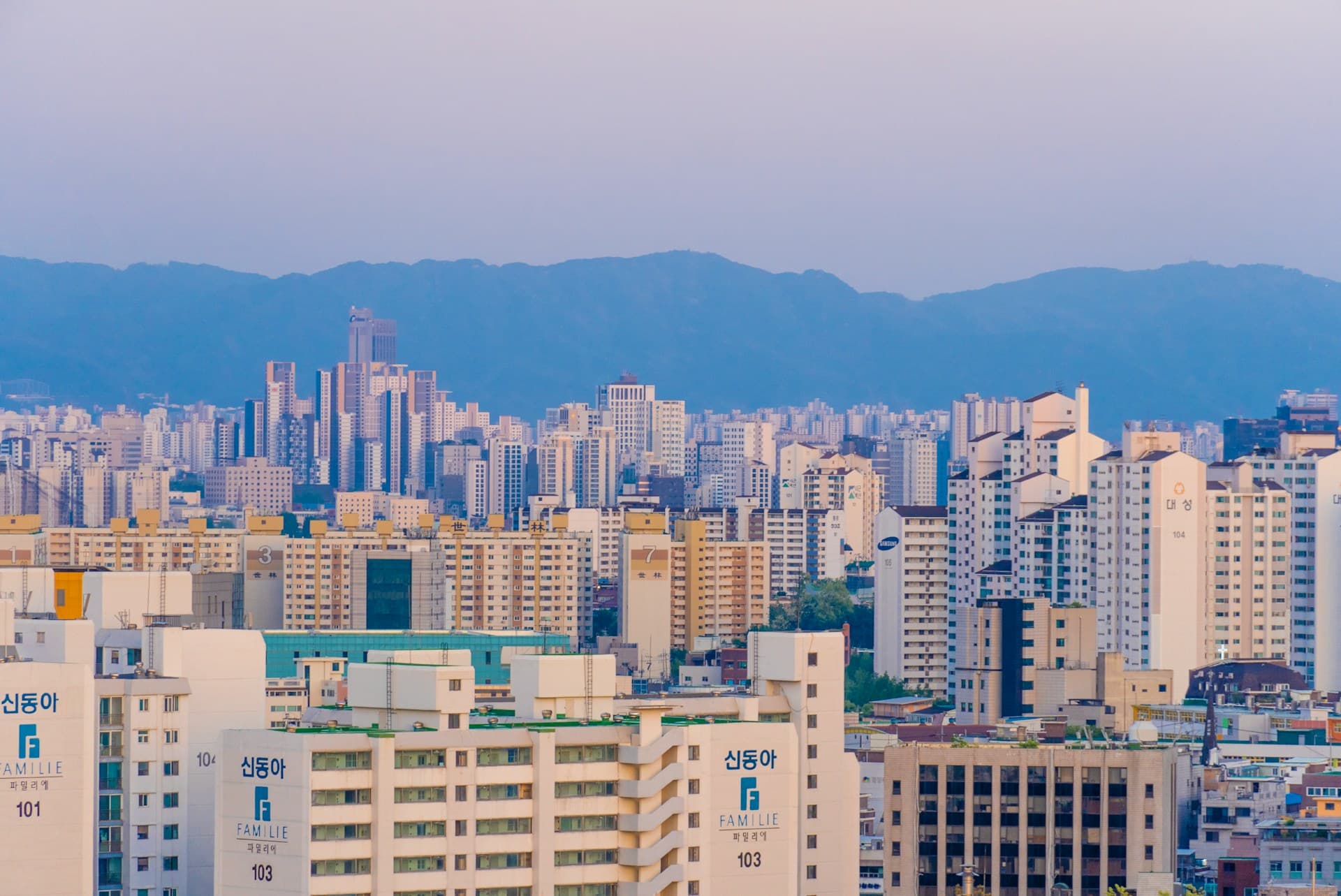 서울 강남 집값 주춤, 수도권 중저가 지역은 후끈