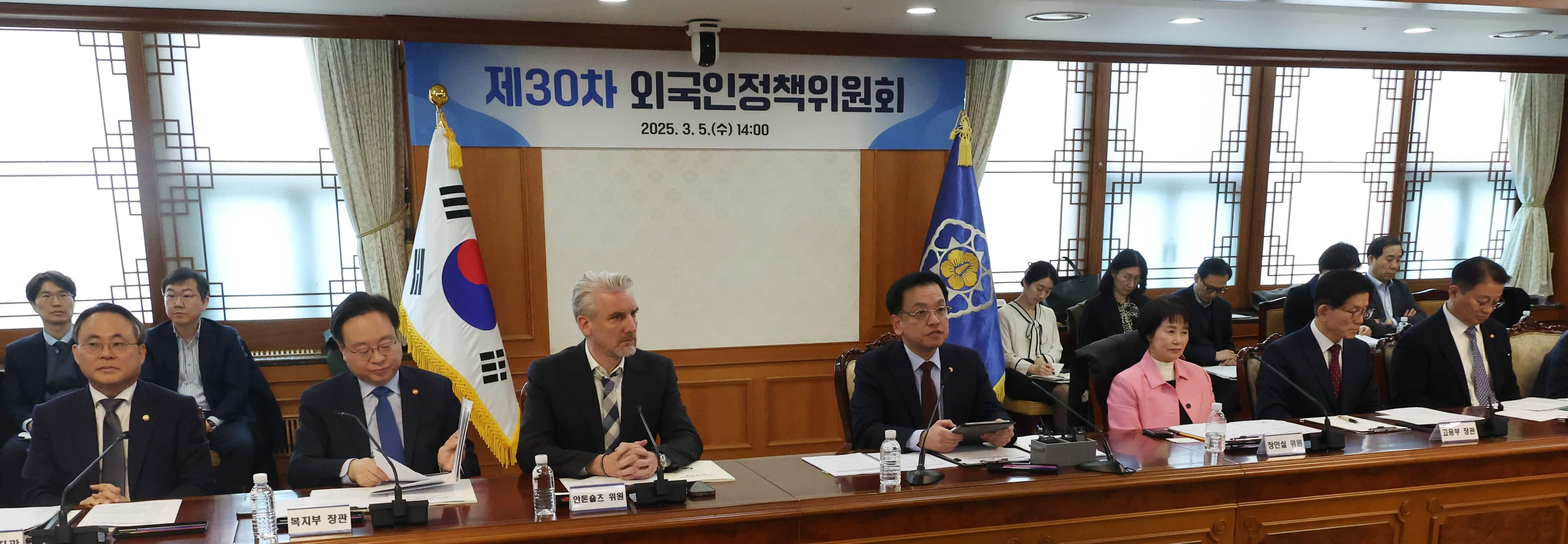 일손 부족해진 한국, 외국 인력 수혈한다