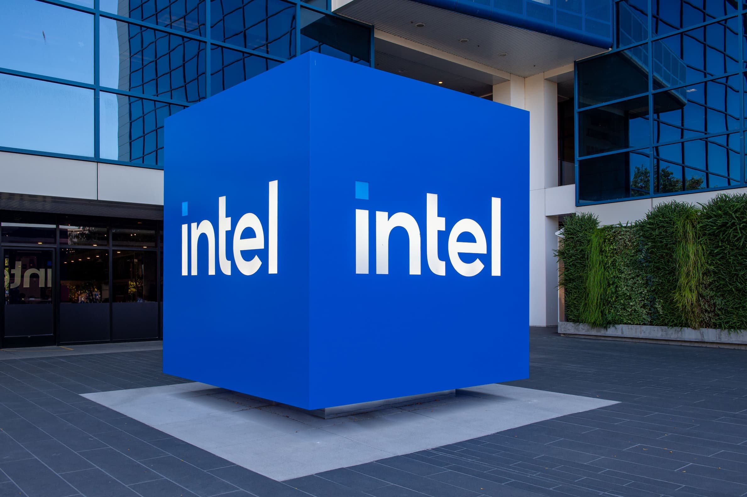 인텔과 AMD, 오랜 앙숙의 극적 동맹?