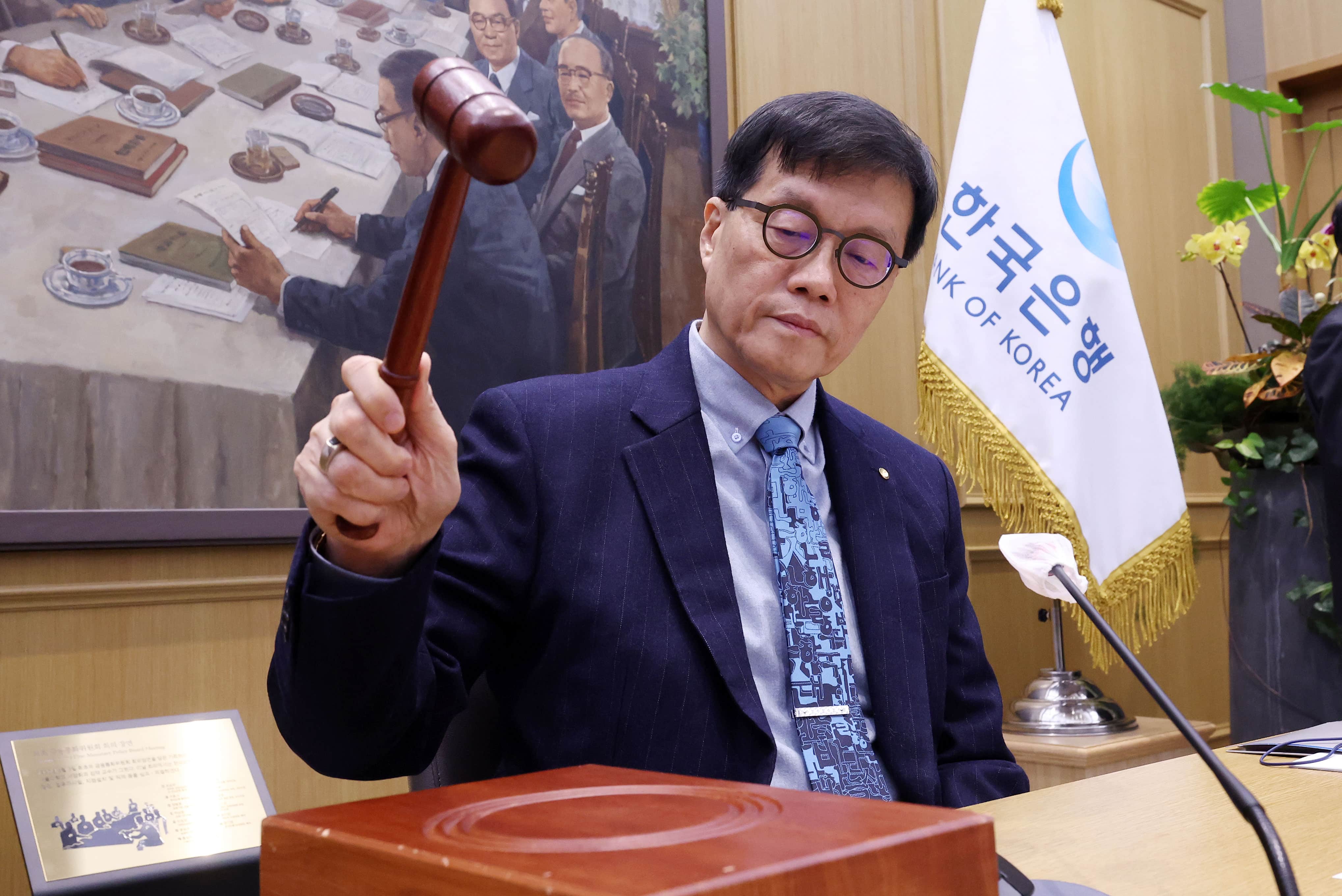 환율·집값에 막힌 한은, 기준금리 또 동결