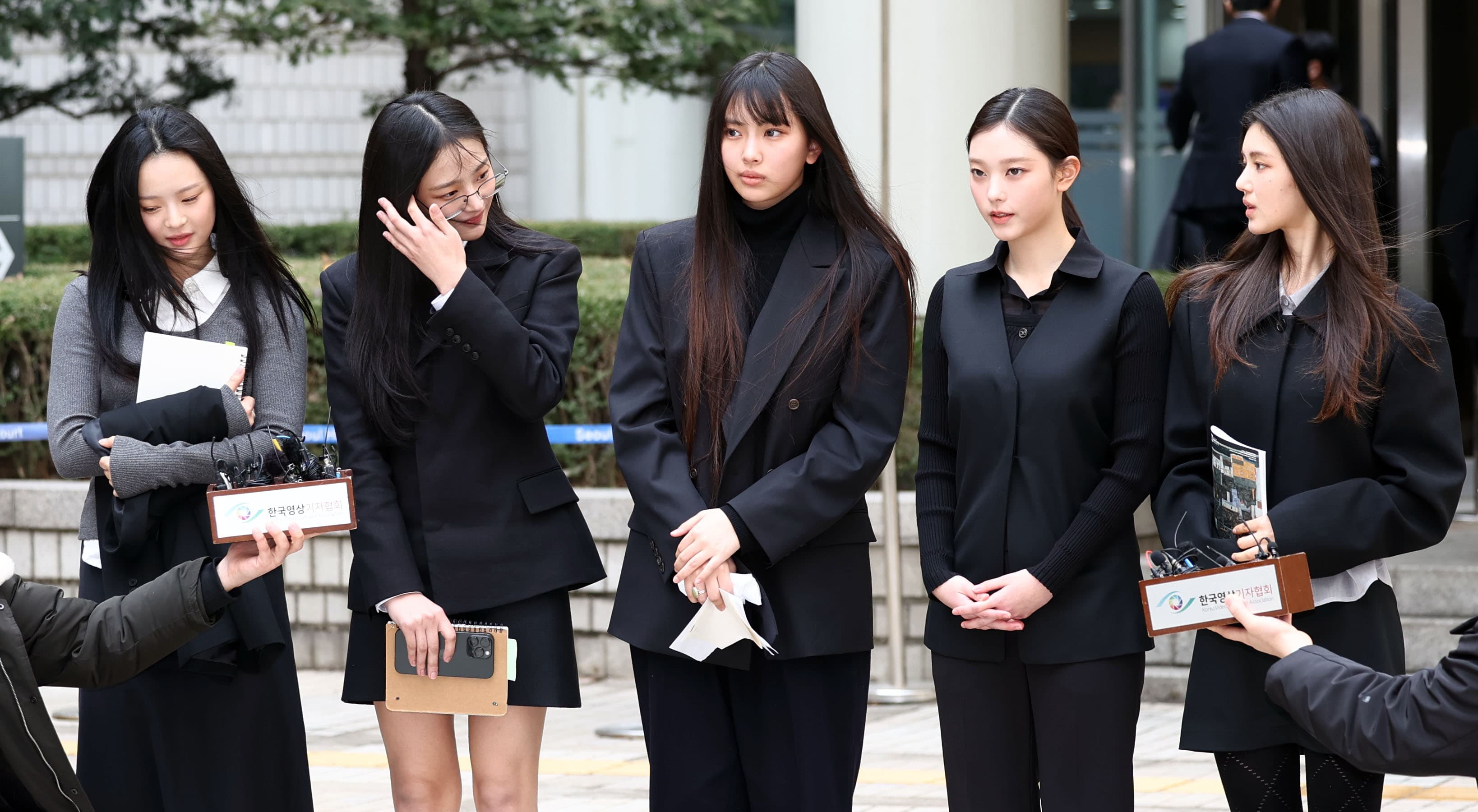 뉴진스, 활동 잠정 중단