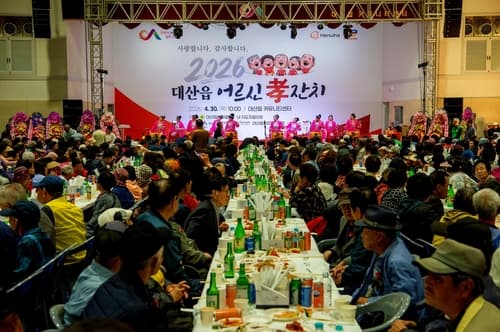 한화토탈에너지스, 어버이날 효잔치로 어르신 1500명 초청